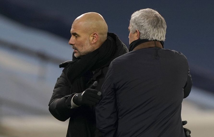 Pep Guardiola a cumprimentar José Mourinho no final do Man. City-Tottenham