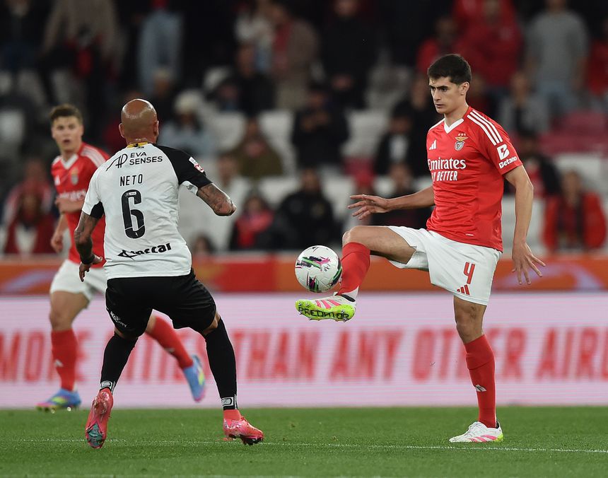 António Silva domina a bola perante a oposição de Neto, na vitória do Benfica por 3-2 sobre o Farense