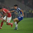 Di María ganha lance a Francisco Moura, no clássico da volta, que terminou com a vitória do Benfica por 4-1, no Estádio da Luz