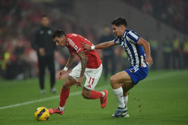 Di María ganha lance a Francisco Moura, no clássico da volta, que terminou com a vitória do Benfica por 4-1, no Estádio da Luz