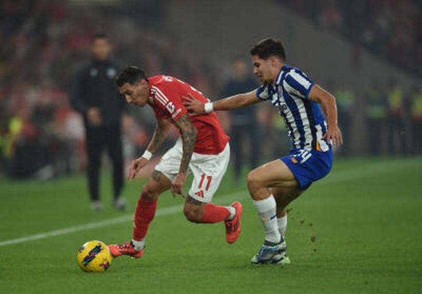 Di María ganha lance a Francisco Moura, no clássico da volta, que terminou com a vitória do Benfica por 4-1, no Estádio da Luz