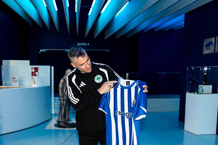 Giourkas Seitaridis com a camisola que vestiu no FC Porto, em 2004/05 - Foto: FC PORTO