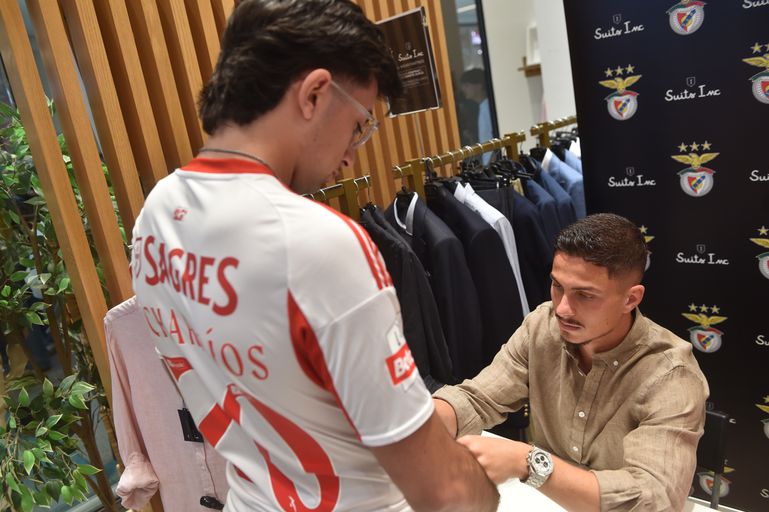 Ivanovic autografa camisola de Ríos - Foto: Miguel Nunes