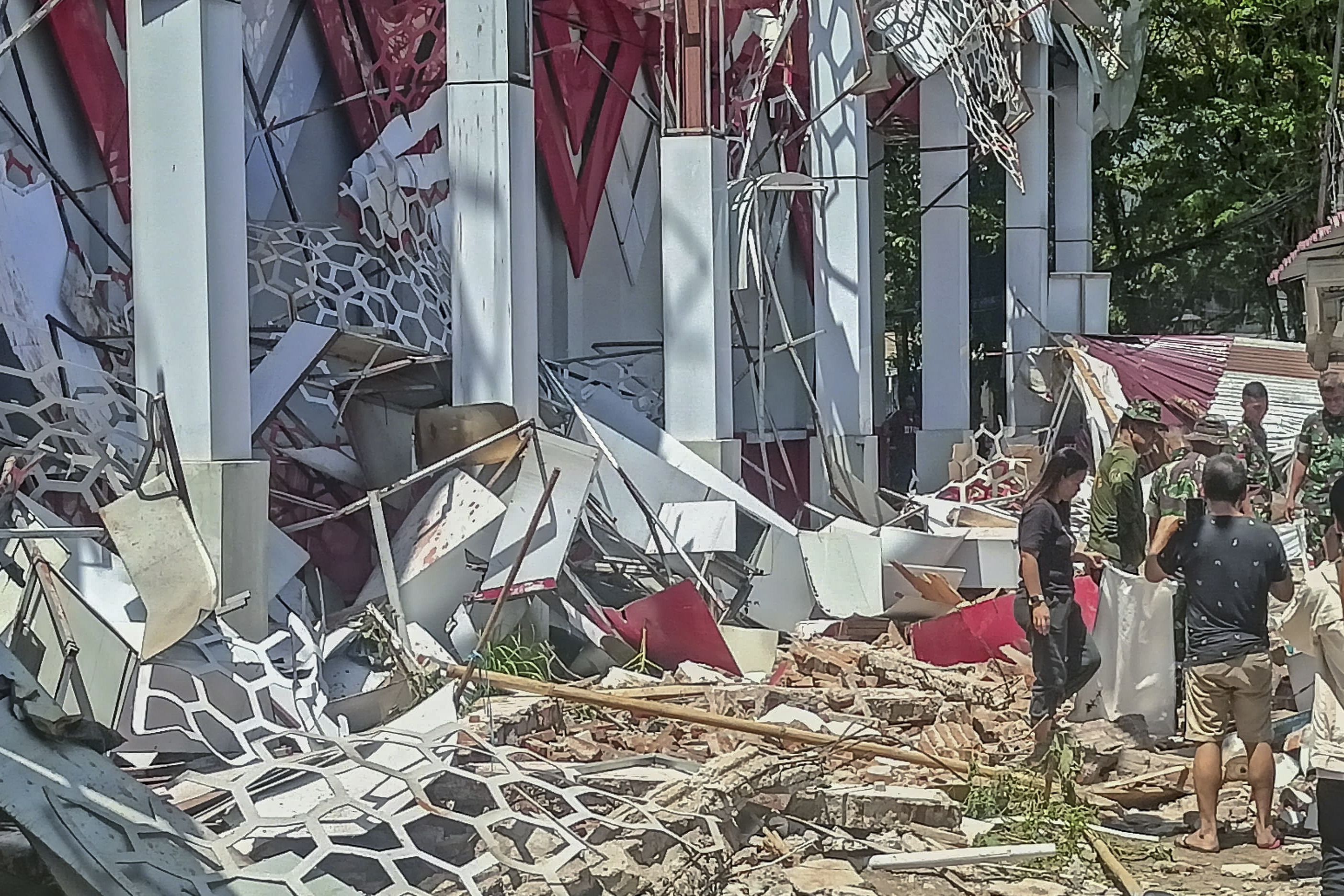 Sismo de magnitude 7,4 com alerta de tsunami na Indonésia - Foto: EPA/BASARNAS