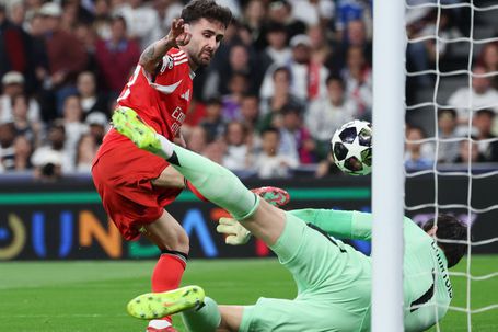 Rafa marca o golo do Benfica contra o Real Madrid, no Bernabéu, na segunda mão do 'play-off' de apuramento para os oitavos de final da Champions — Foto: IMAGO