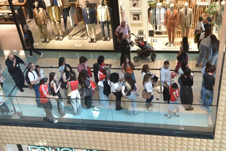 Largas filas no Colombo para contactar com Dahl e Ivanovic - Foto: Miguel Nunes