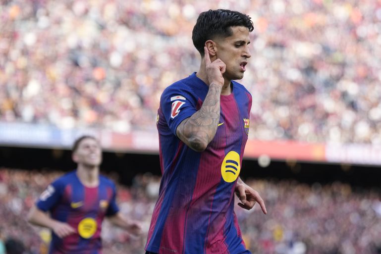 João Cancelo festejando no Barcelona