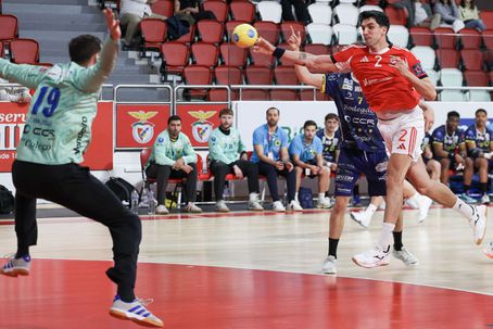 Miguel Sánchez foi a grande figura do triunfo encarnado com nove golos - Foto: Benfica