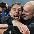 Dedic abraçado pelo selecionador da Bósnia, Sergej Barbarez, depois de carimbada a qualificação para o Mundial — Foto: IMAGO