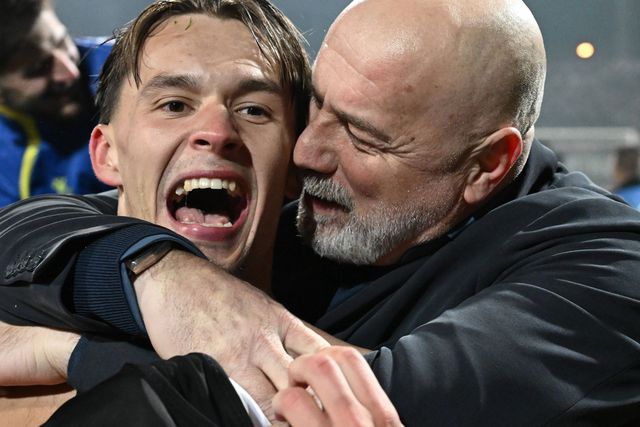 Dedic abraçado pelo selecionador da Bósnia, Sergej Barbarez, depois de carimbada a qualificação para o Mundial — Foto: IMAGO