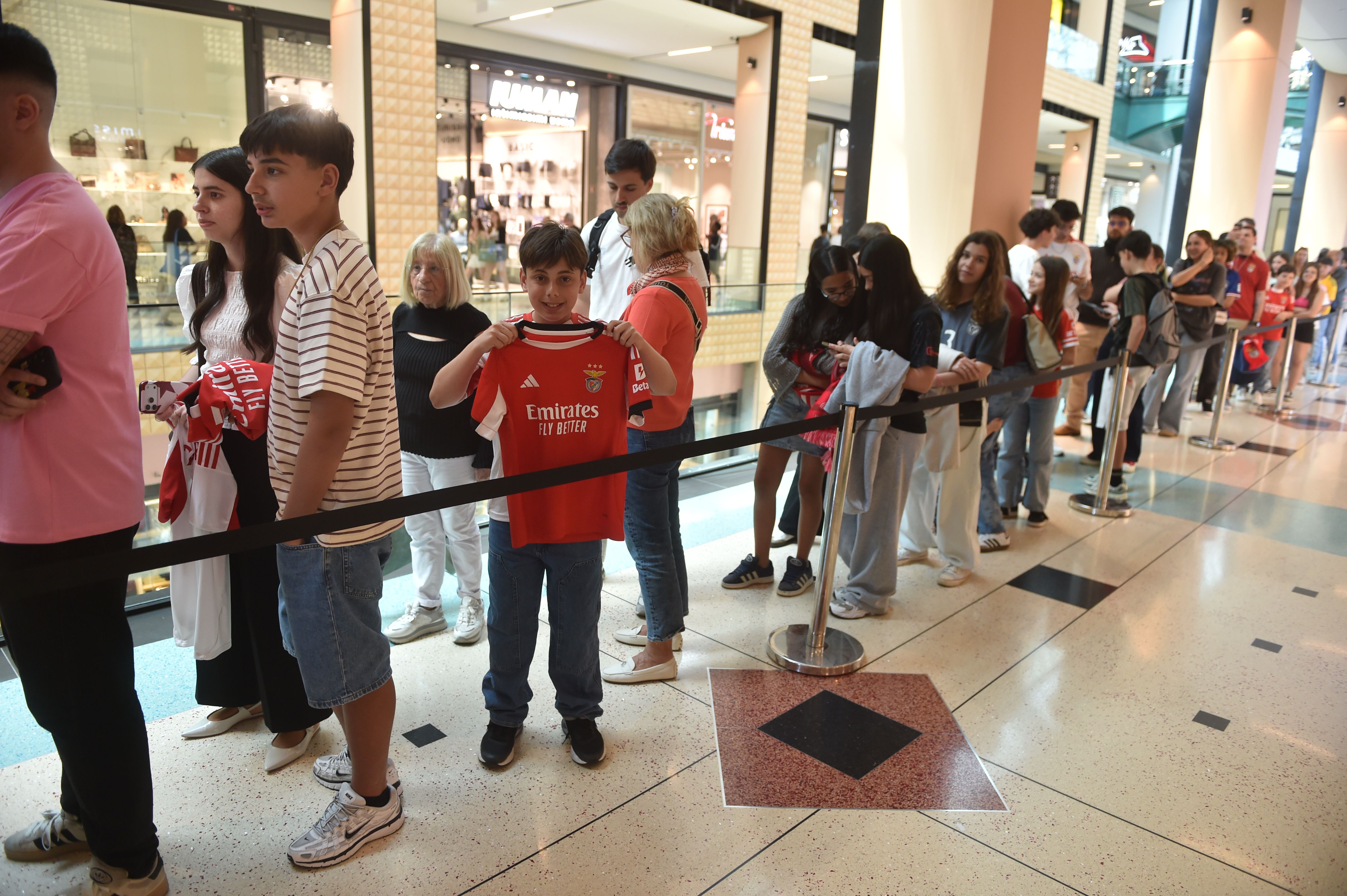 Longas filas no Colombo - Foto: Miguel Nunes