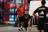 Reforço para o Mundial? Pavlidis no treino do Benfica vestido... à Portugal