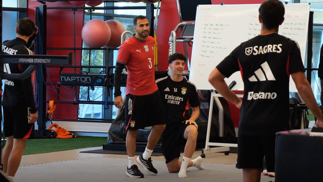 Reforço para o Mundial? Pavlidis no treino do Benfica vestido... à Portugal
