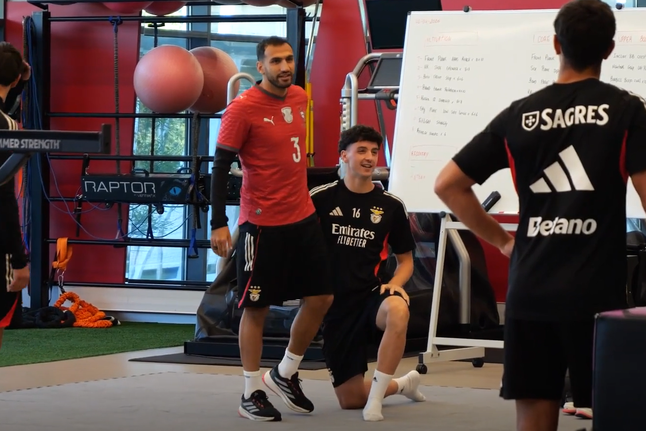 Reforço para o Mundial? Pavlidis no treino do Benfica vestido... à Portugal