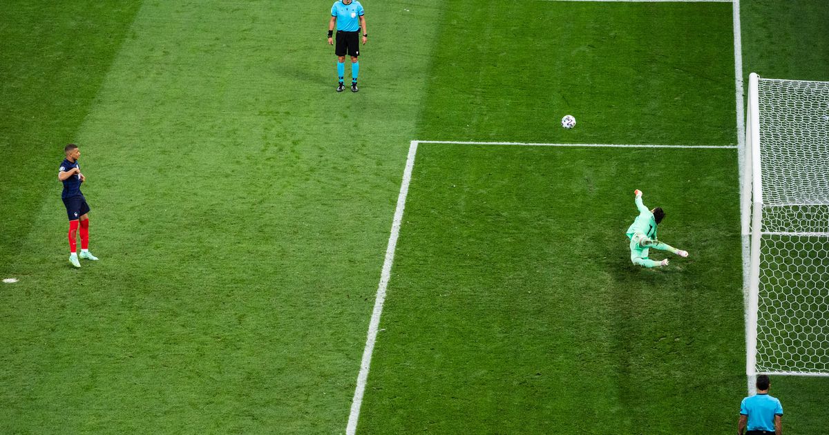 «Chamaram-me macaco por falhar um penálti, quis deixar a seleção»