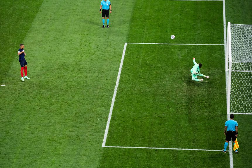 O momento em que Mbappé falha o penálti e dá a passagem aos suíços