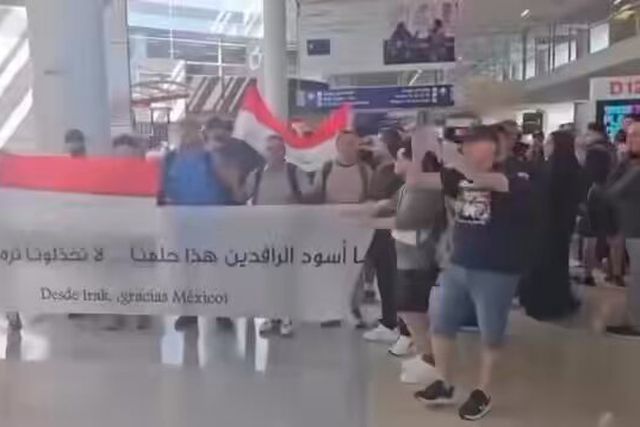 Dezenas de iraquianos estavam a celebrar no aeroporto de Dallas o apuramento do seu país para o Mundial - Foto: D.R.