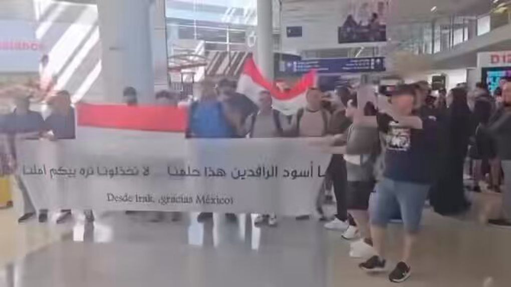 Dezenas de iraquianos estavam a celebrar no aeroporto de Dallas o apuramento do seu país para o Mundial - Foto: D.R.