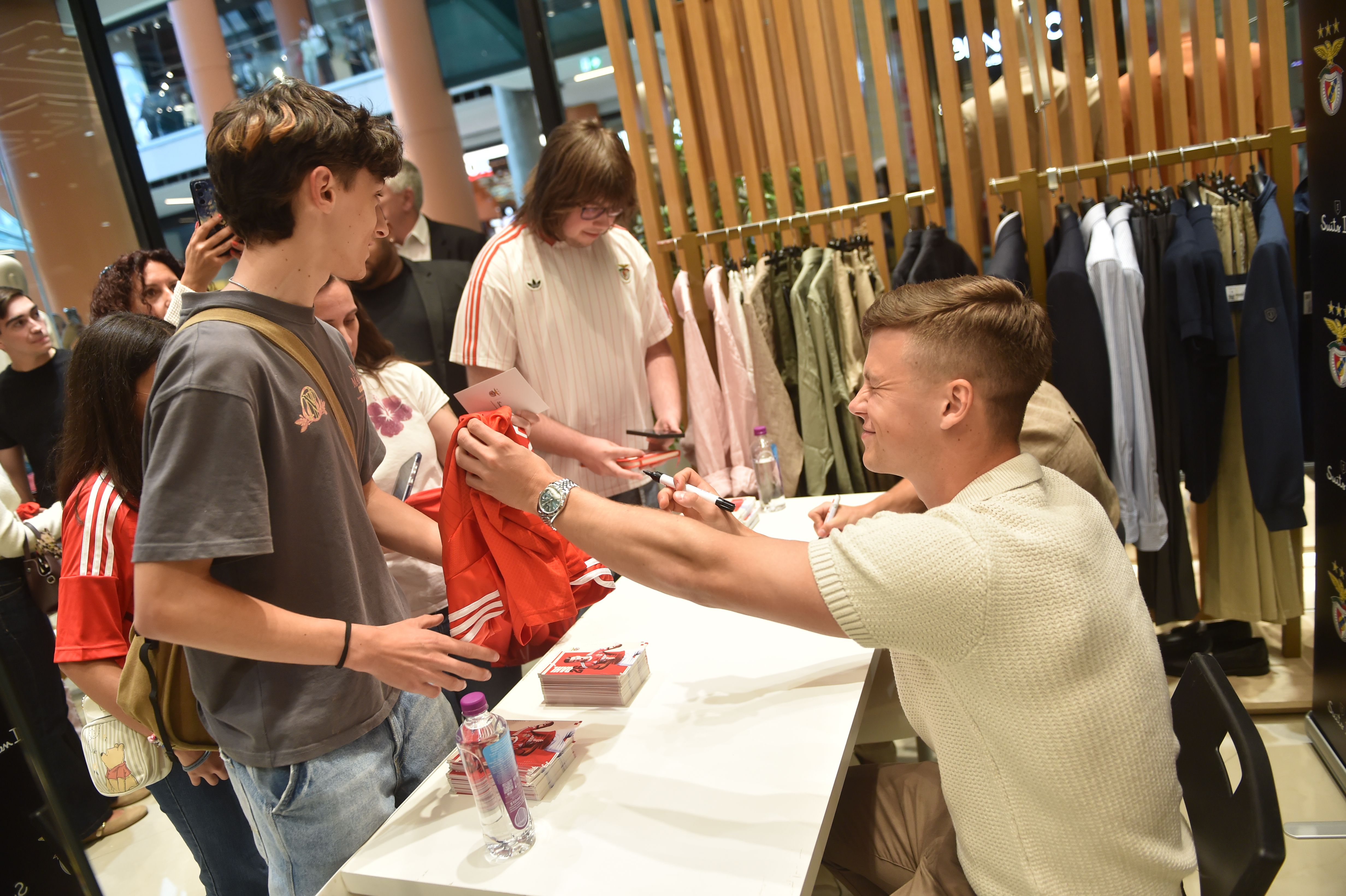 Adeptos receberam autógrafos, trocaram sorrisos e tiraram fotografias - Foto: Miguel Nunes