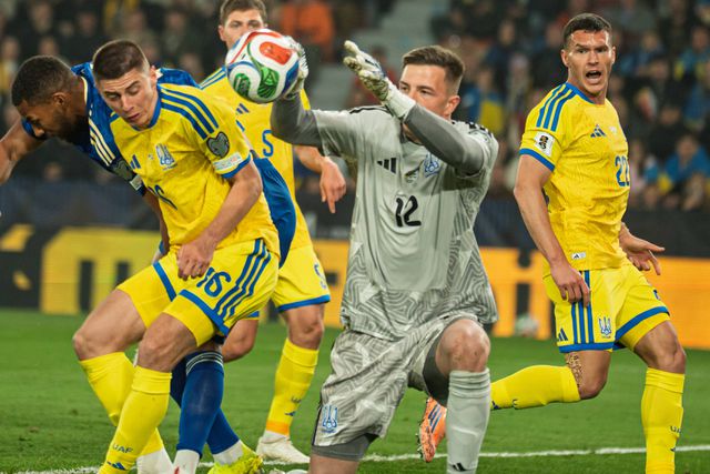 Trubin em ação contra a Suécia na meia-final do play-off de apuramento para o Mundial 2026 — Foto: IMAGO