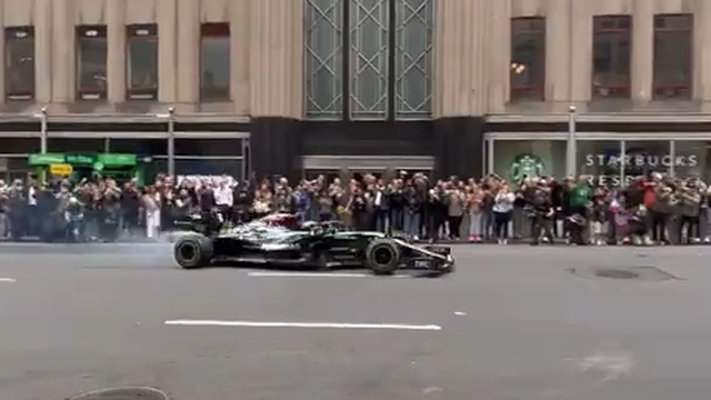 Lewis Hamilton conduziu Mercedes no centro de Nova Iorque
