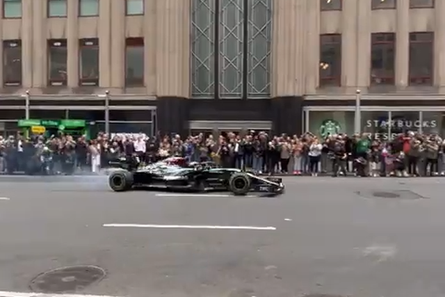 Lewis Hamilton conduziu Mercedes no centro de Nova Iorque