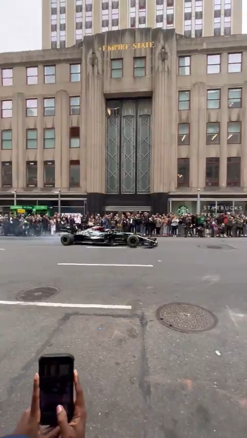 Lewis Hamilton conduziu Mercedes no centro de Nova Iorque