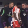 Vídeo: Alphonso Davies quase entrou em campo com a camisola errada