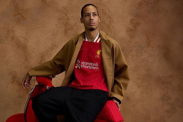 Liverpool apresenta novo equipamento para 2024/25