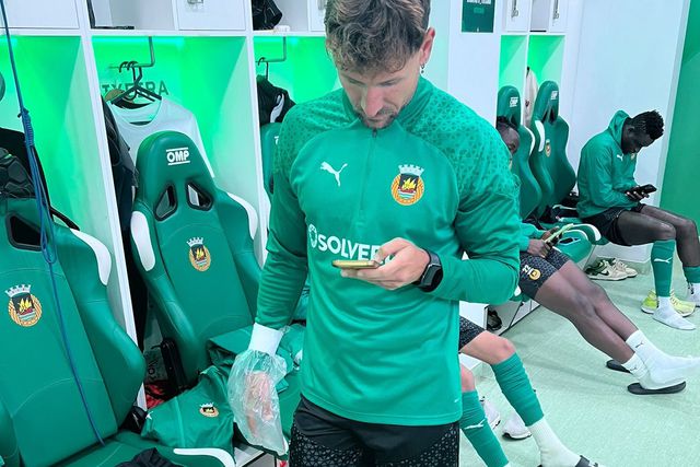 Fotos: Ukra cumprimentou Mourinho, 'guardou' o momento e pediu desculpa à mulher