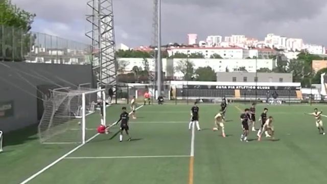 Vasco Sousa marca golaço de bicicleta pelos juvenis do FC Porto frente ao Casa Pia