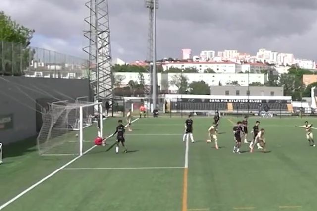 Vasco Sousa marca golaço de bicicleta pelos juvenis do FC Porto frente ao Casa Pia