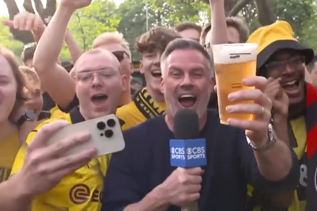 Vídeos: Carragher fez a festa com adeptos do Dortmund (e com cerveja à mistura)