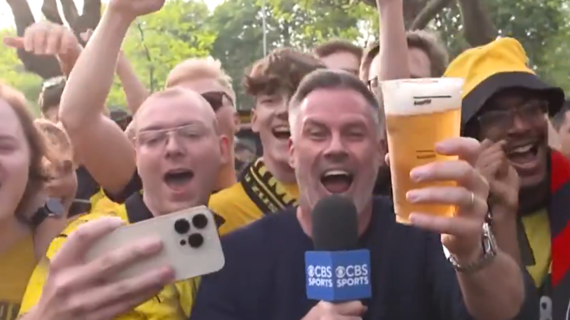 Vídeos: Carragher fez a festa com adeptos do Dortmund (e com cerveja à mistura)