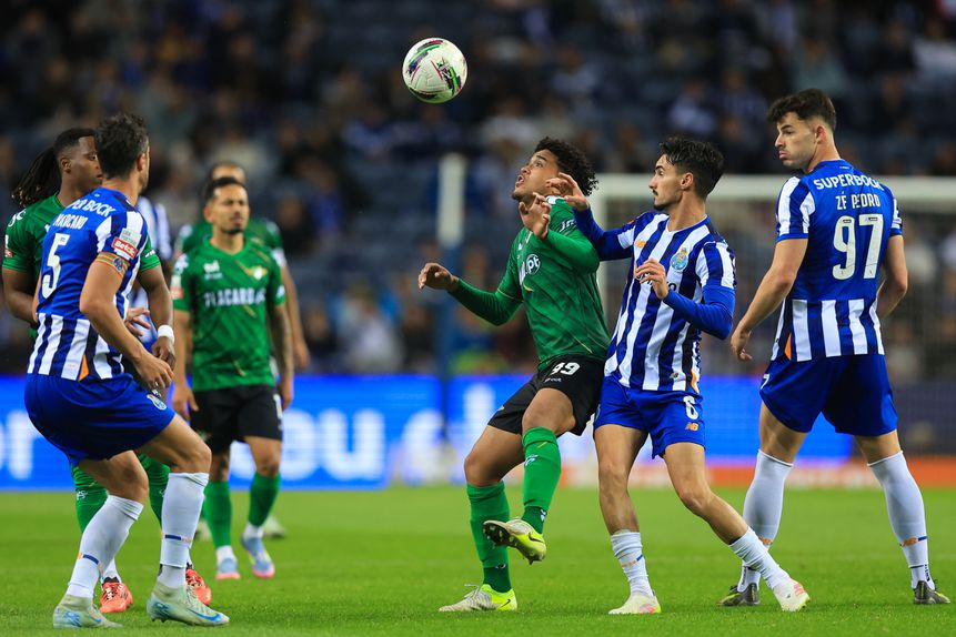 Ponta de lança brasileiro aproveitou a assistência do criativo e deu vantagem aos cónegos (Foto: José Coelho/LUSA)
