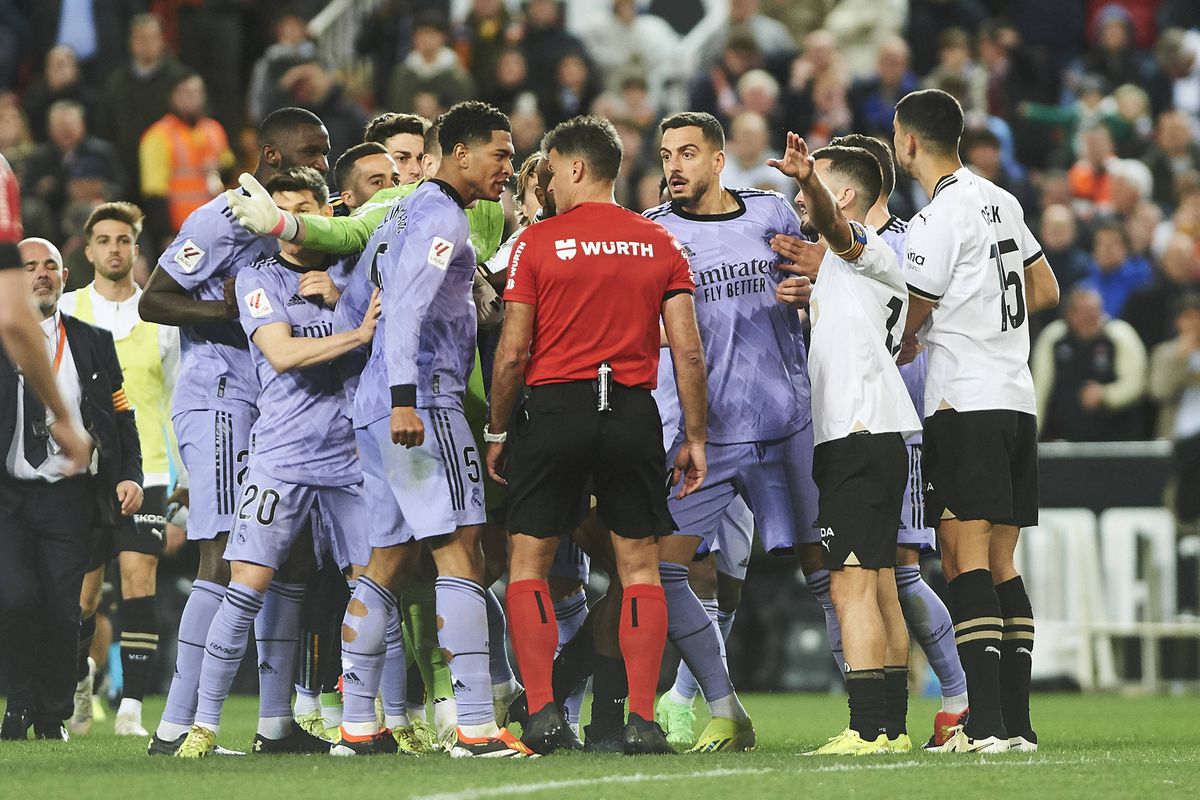 Real Madrid TV volta ao ataque: «O autor do maior escândalo de arbitragem...»