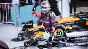 Kimi Antonelli com 'pole position' para a história