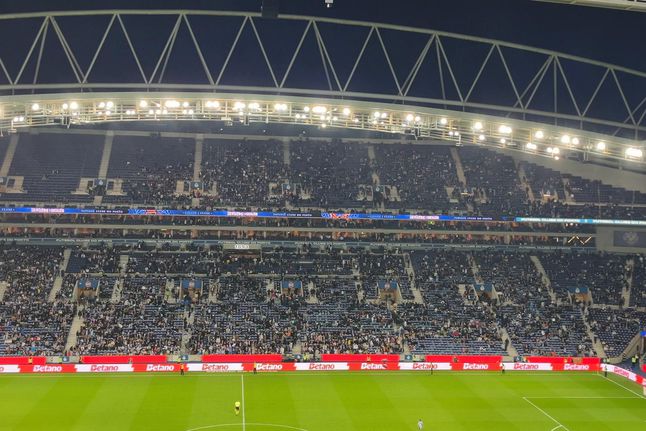 Tribunal do Dragão não perdoa e brinda equipa com assobios (vídeo)
