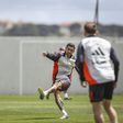 Foco e sorrisos no treino do Benfica (fotos)