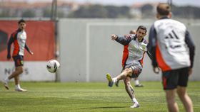 Foco e sorrisos no treino do Benfica (fotos)