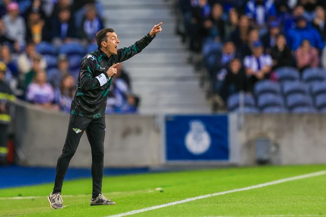 Adjunto dos minhotos não concorda com a marcação do penálti que deu vantagem aos dragões (Foto: José Coelho/LUSA)