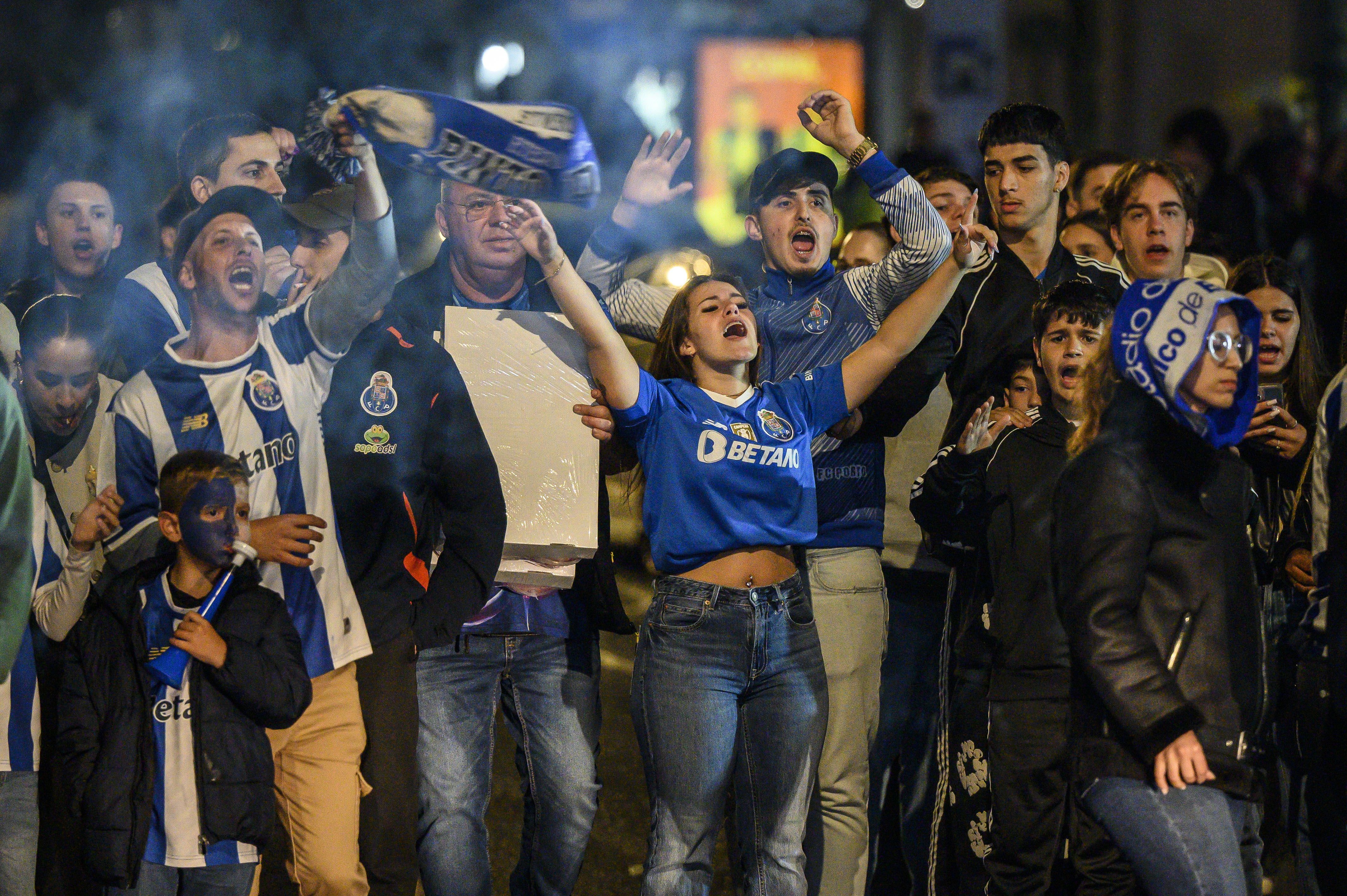 Adeptos do FC Porto fazem a festa no Estádio do Dragão (Foto: EPA/Fernando Veludo)