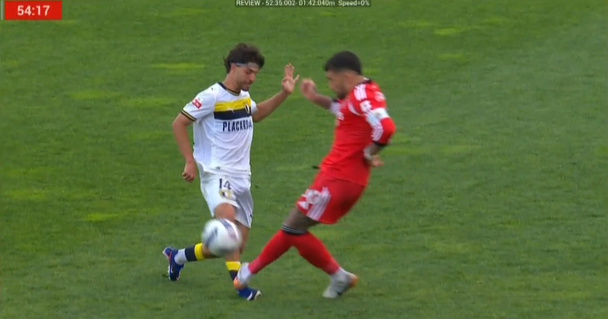 VÍDEO: entrada duríssima e alerta do VAR valem expulsão a Otamendi