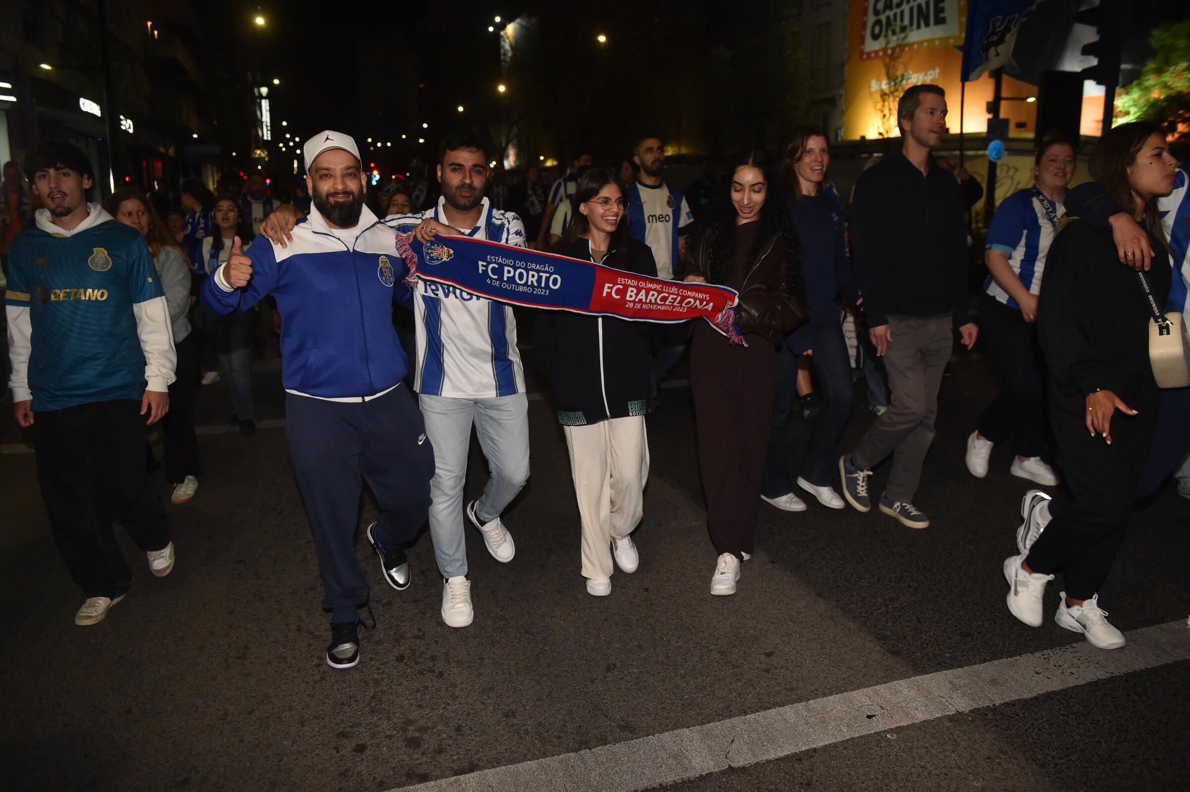 Adeptos do FC Porto fazem a festa em Lisboa (Foto: Miguel Nunes)