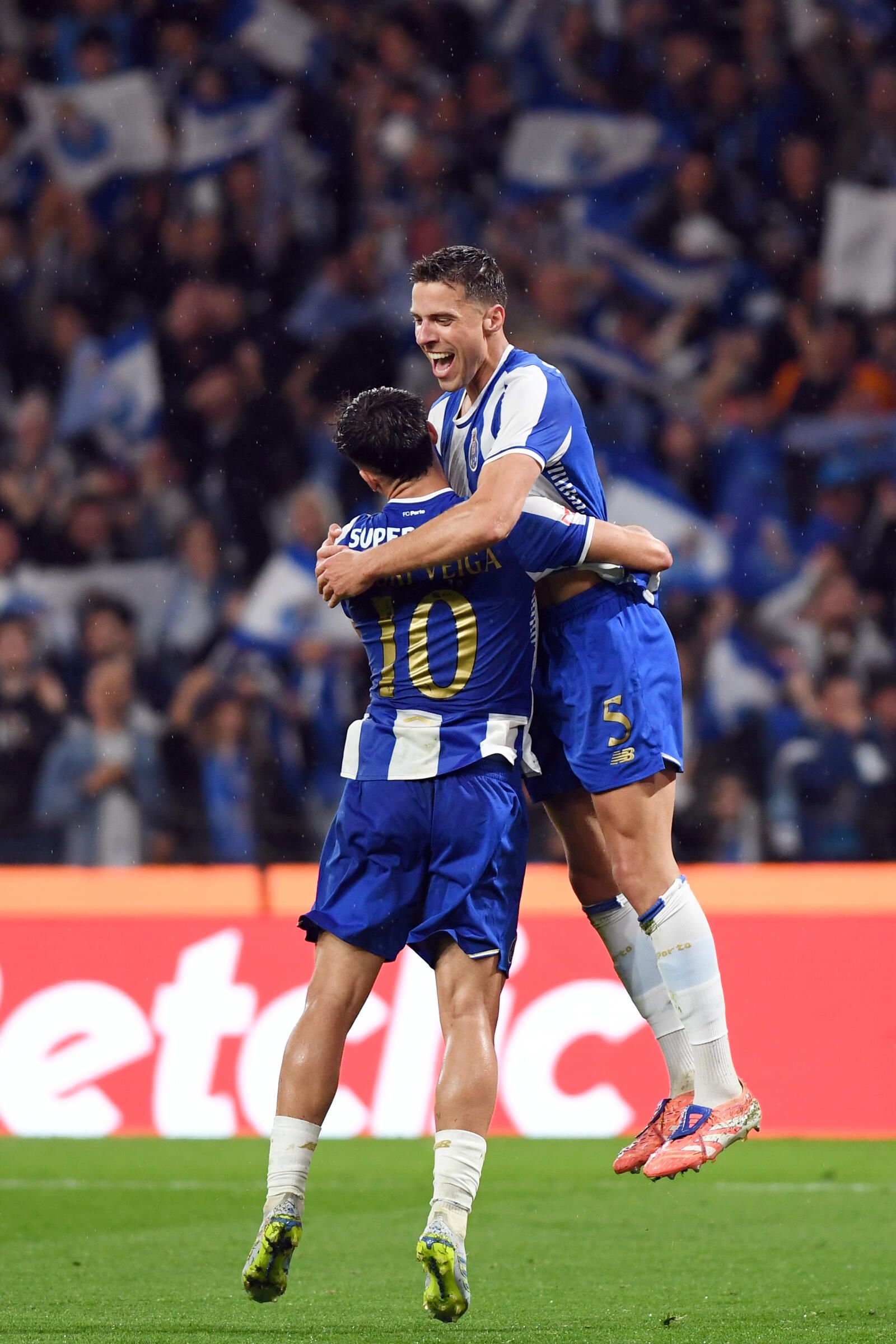 Festejos de Bednarek (Foto: Rogério Ferreira/Kapta+)