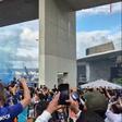 Autocarro do FC Porto em marcha lenta, no meio da festa dos portistas