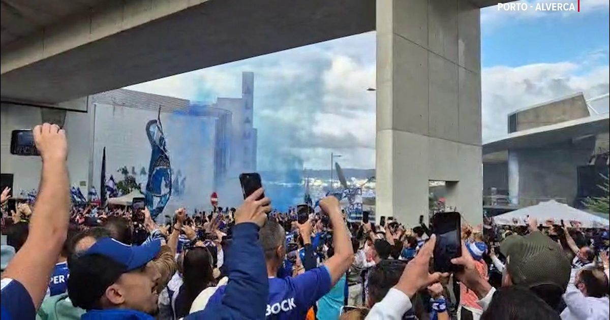 Autocarro do FC Porto em marcha lenta, no meio da festa dos portistas