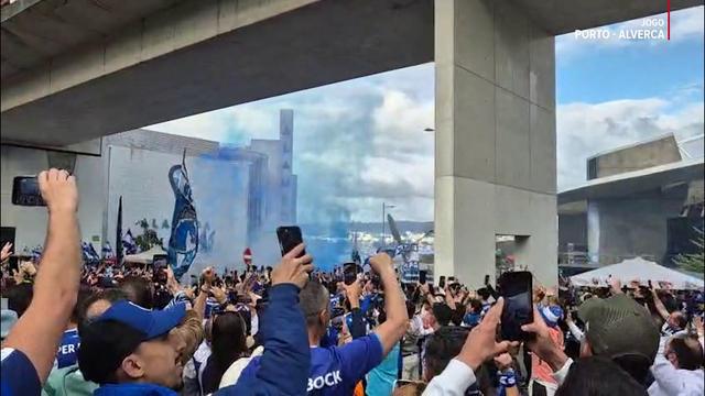 Autocarro do FC Porto em marcha lenta, no meio da festa dos portistas