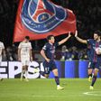 Gonçalo Ramos a festejar um golo do PSG com João Neves