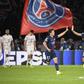 Gonçalo Ramos a festejar um golo do PSG com João Neves